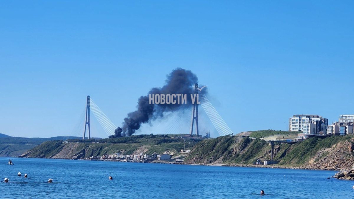 В районе полуострова Назимова возле Русского моста заметили столб дыма В районе полуострова Назимова возле Русского моста заметили столб дыма