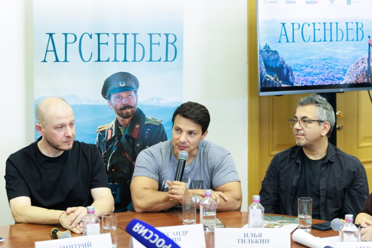 Во Владивостоке устроили премьеру сериала «Арсеньев» – его создатели планируют ещё четыре ленты о Приморье Во Владивостоке устроили премьеру сериала «Арсеньев» – его создатели планируют ещё четыре ленты о Приморье