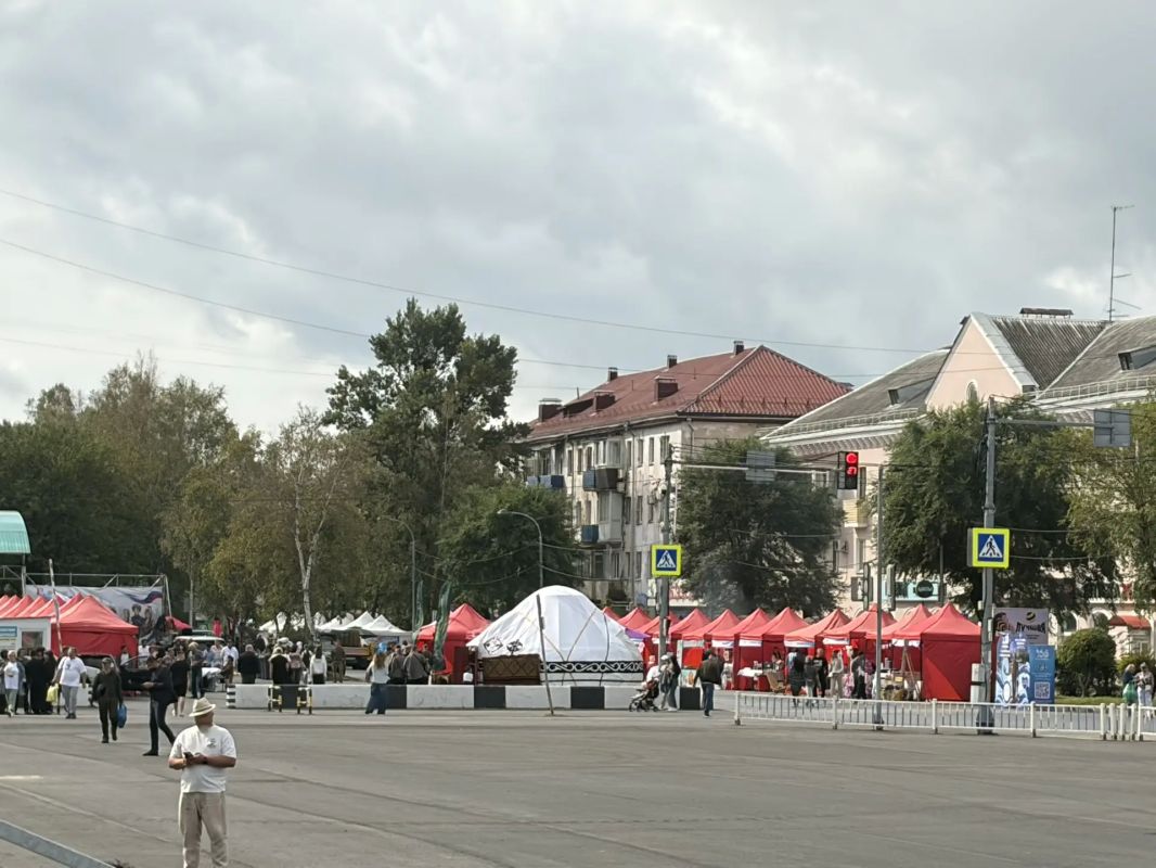 Город просыпается. Центральная площадь готовится принимать гостей Город просыпается. Центральная площадь готовится принимать гостей
