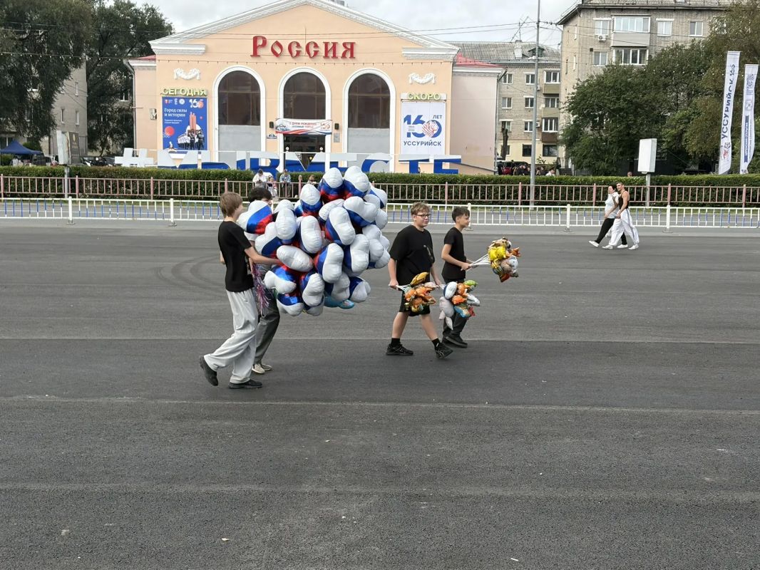 Город просыпается. Центральная площадь готовится принимать гостей Город просыпается. Центральная площадь готовится принимать гостей