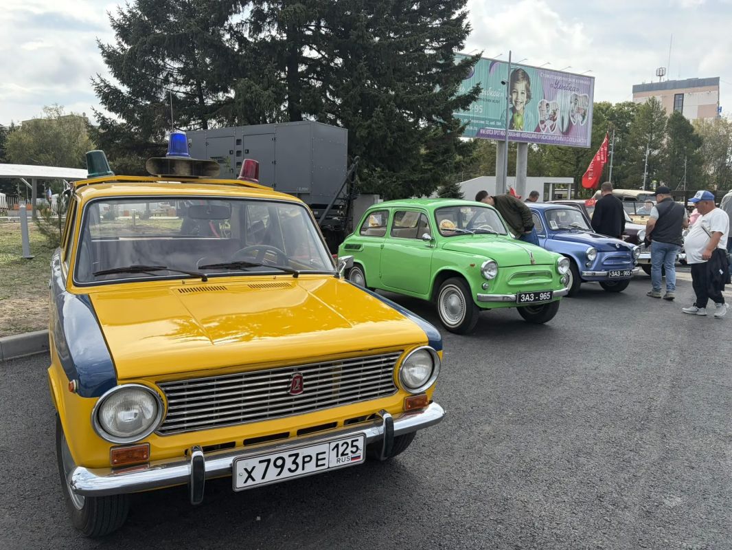 Город просыпается. Центральная площадь готовится принимать гостей Город просыпается. Центральная площадь готовится принимать гостей