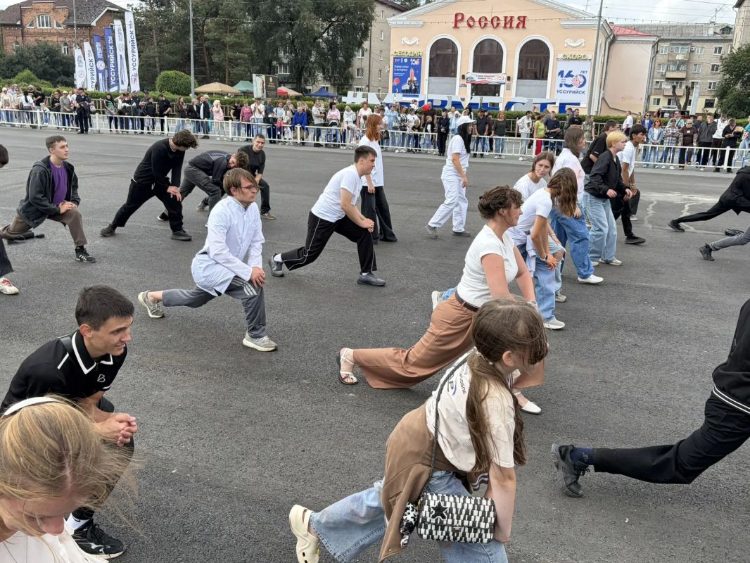 Уссурийск заряжает: старт празднику дала общегородская зарядка Сегодня на Центральной площади Уссурийска состоится целая череда ярких праздничных мероприятий Уссурийск заряжает: старт празднику дала общегородская зарядка Сегодня на Центральной площади Уссурийска состоится целая череда ярких праздничных мероприятий