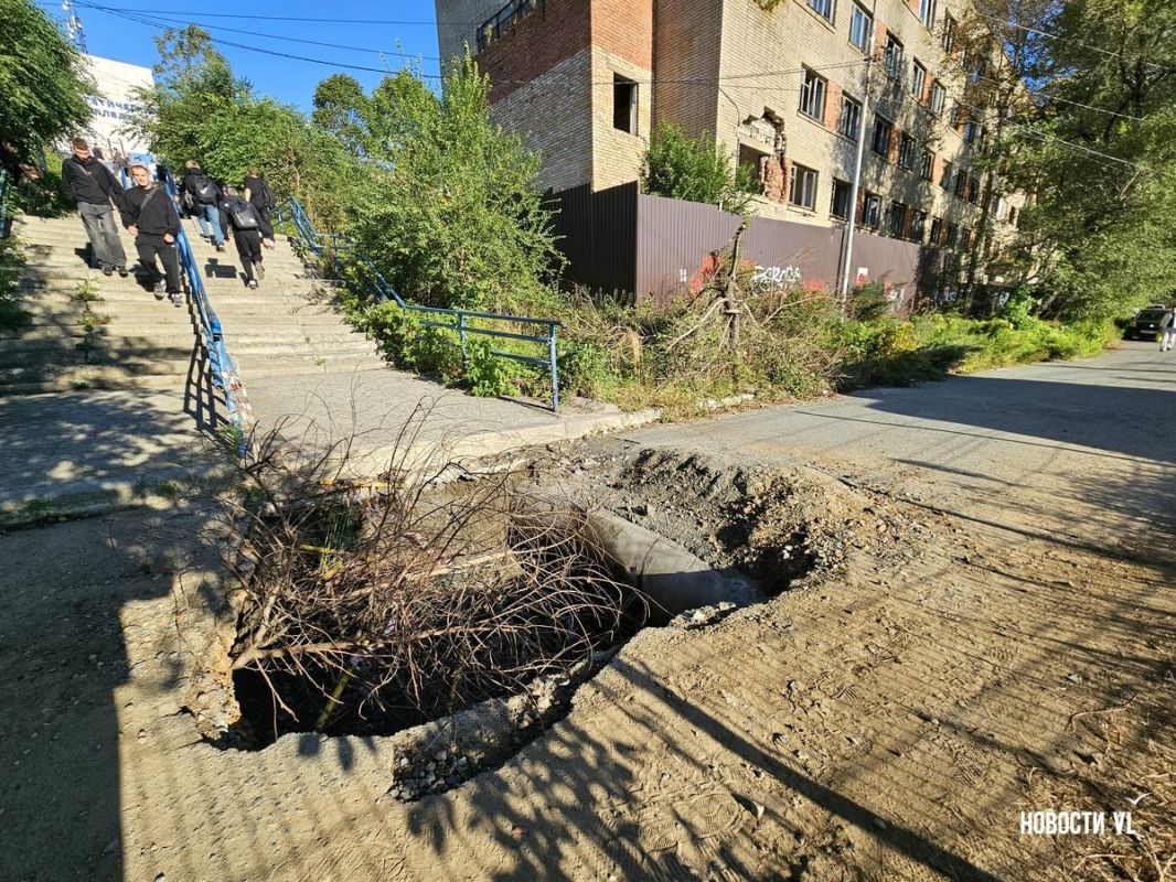 На территории Энерготехникума перед лестницей раскопали яму На территории Энерготехникума перед лестницей раскопали яму