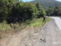 Под Владивостоком на большой скорости автокран вылетел с трассы, один человек ждёт скорую