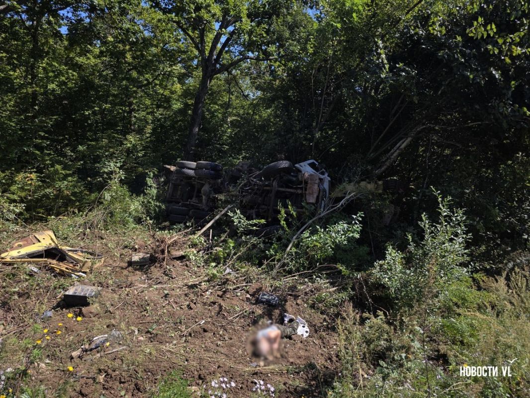 Под Владивостоком на большой скорости автокран вылетел с трассы, один человек ждёт скорую Под Владивостоком на большой скорости автокран вылетел с трассы, один человек ждёт скорую