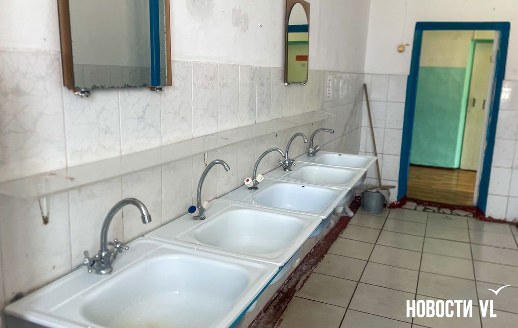В Роспотребнадзоре Новостям VL сообщили, что берут пробы воды в учебных корпусах и общежитиях МГУ имени адмирала Невельского