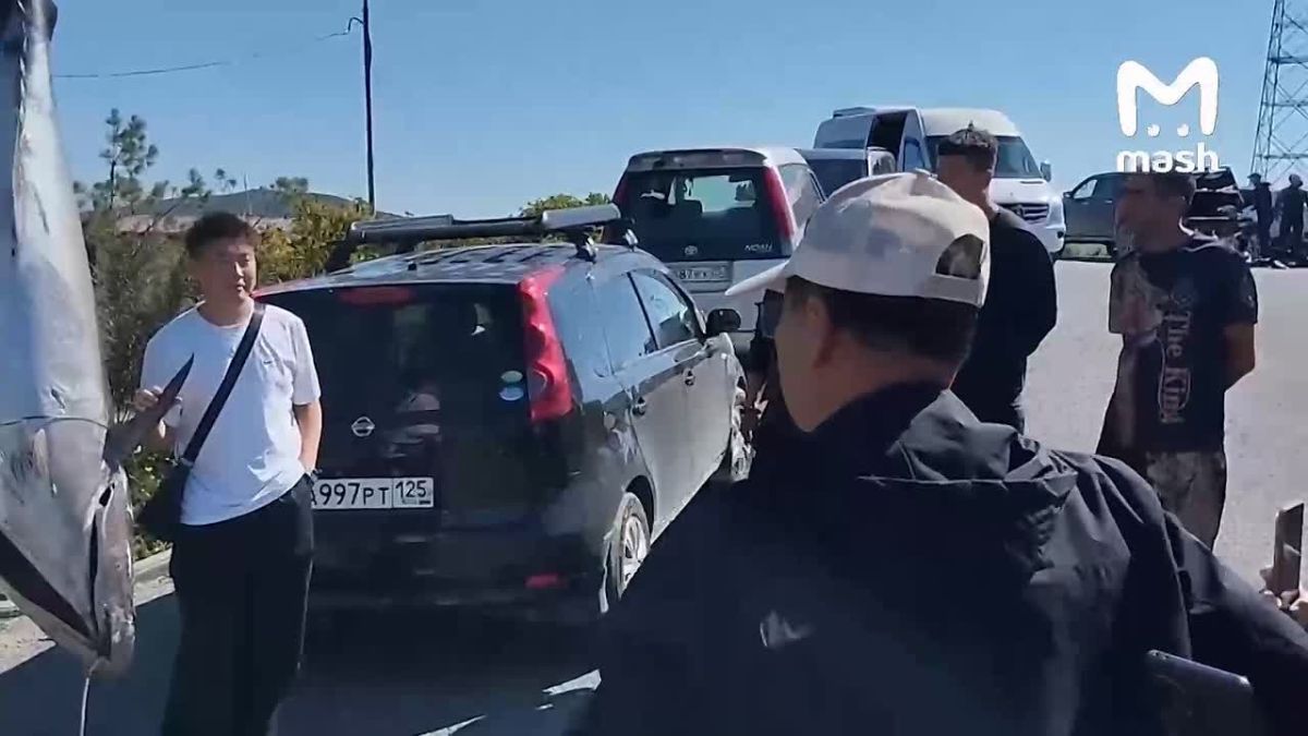 Здоровенного тунца вытащил на удочку рыбак в бухте Тихой во Владивостоке