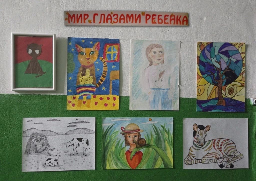 Детские рисунки украсили подъезд дома на улице Сенявина Детские рисунки украсили подъезд дома на улице Сенявина