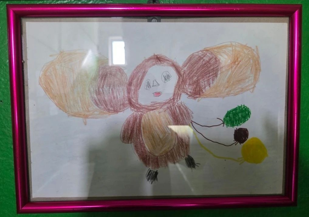Детские рисунки украсили подъезд дома на улице Сенявина Детские рисунки украсили подъезд дома на улице Сенявина