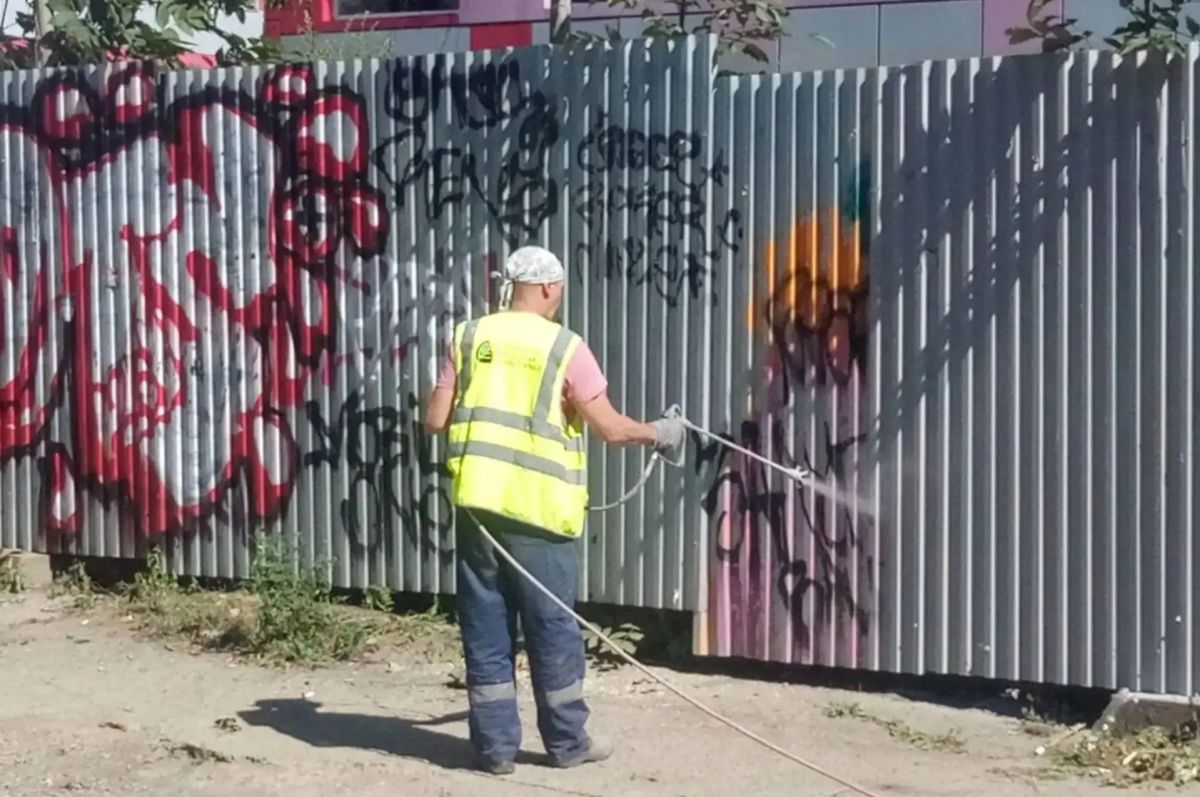 Сотрудники «Содержания городских территорий» наводят порядок на улицах города. Сотрудники «Содержания городских территорий» наводят порядок на улицах города.