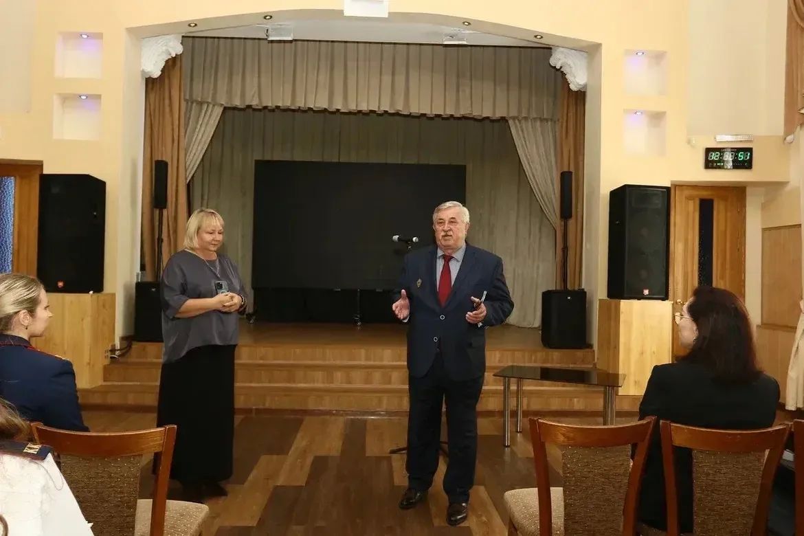 Офицеры СКР Приморья и кадеты в Находке встретились с известным писателем и историком спецслужб Александром Бондаренко Офицеры СКР Приморья и кадеты в Находке встретились с известным писателем и историком спецслужб Александром Бондаренко