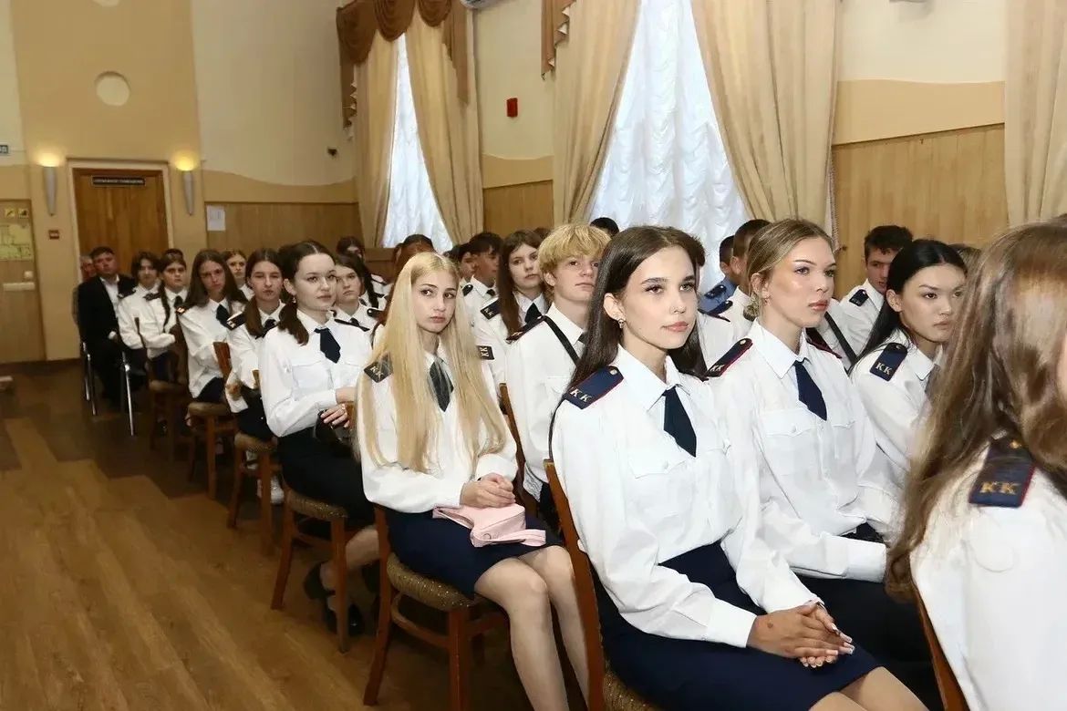 Офицеры СКР Приморья и кадеты в Находке встретились с известным писателем и историком спецслужб Александром Бондаренко Офицеры СКР Приморья и кадеты в Находке встретились с известным писателем и историком спецслужб Александром Бондаренко