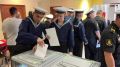 Проголосовать пришли и наши моряки