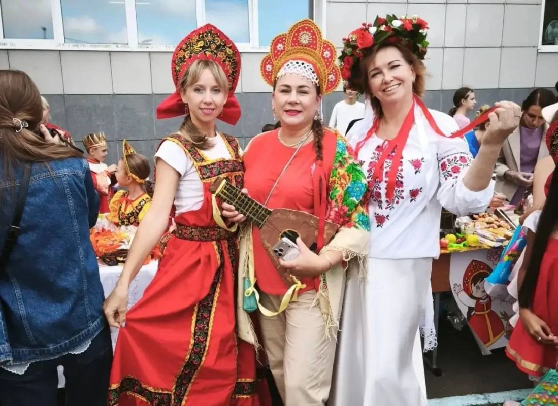 В гимназии №2 сегодня прошла осенняя ярмарка, которая развернулась рядом с избирательным участком на Океанском проспекте В гимназии №2 сегодня прошла осенняя ярмарка, которая развернулась рядом с избирательным участком на Океанском проспекте