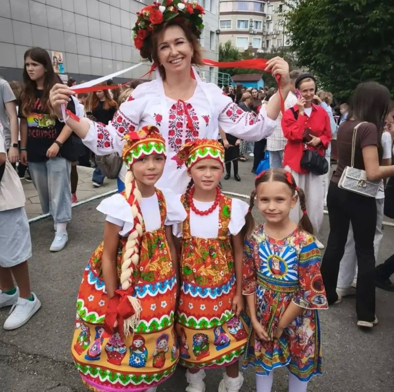 В гимназии №2 сегодня прошла осенняя ярмарка, которая развернулась рядом с избирательным участком на Океанском проспекте