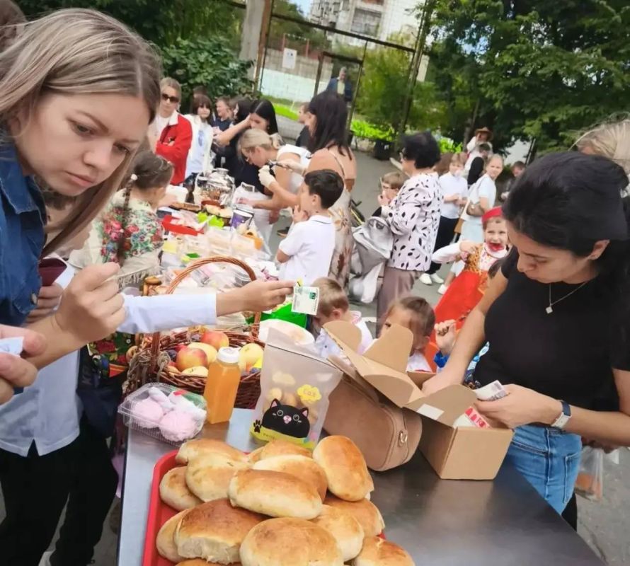 В гимназии №2 сегодня прошла осенняя ярмарка, которая развернулась рядом с избирательным участком на Океанском проспекте В гимназии №2 сегодня прошла осенняя ярмарка, которая развернулась рядом с избирательным участком на Океанском проспекте
