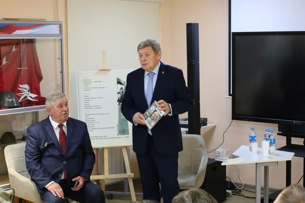 Известный писатель и историк спецслужб побывал в Находке Известный писатель и историк спецслужб побывал в Находке