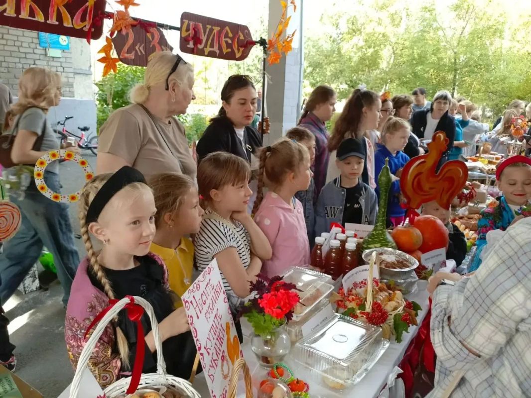 В школах Уссурийска сегодня проходят ярмарки-продажи В школах Уссурийска сегодня проходят ярмарки-продажи