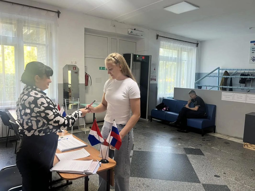 Особое внимание в эти дни - впервые голосующим избирателям: для них добрые слова поздравлений, сувениры и возможность участия в акции "Будь со страной" Особое внимание в эти дни - впервые голосующим избирателям: для них добрые слова поздравлений, сувениры и возможность участия в акции "Будь со страной"