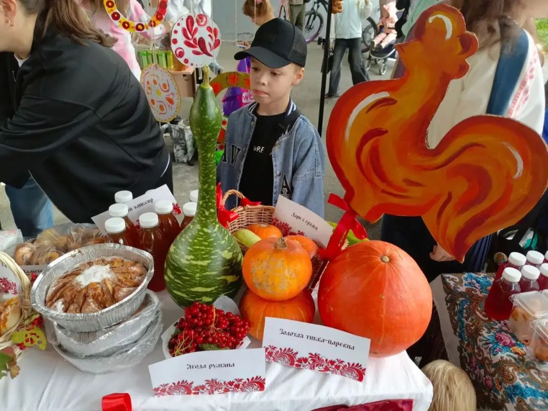 В школах Уссурийска сегодня проходят ярмарки-продажи В школах Уссурийска сегодня проходят ярмарки-продажи