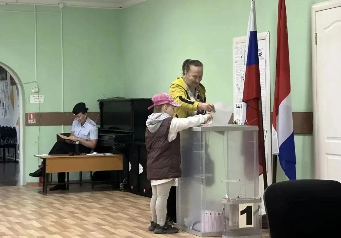 Делимся с вами яркими моментами первого дня голосования: на избирательные участки приходили целыми семьями: с детьми, родителями, бабушками и дедушками Делимся с вами яркими моментами первого дня голосования: на избирательные участки приходили целыми семьями: с детьми, родителями, бабушками и дедушками