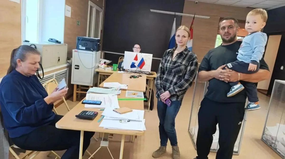 Делимся с вами яркими моментами первого дня голосования: на избирательные участки приходили целыми семьями: с детьми, родителями, бабушками и дедушками Делимся с вами яркими моментами первого дня голосования: на избирательные участки приходили целыми семьями: с детьми, родителями, бабушками и дедушками