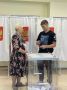 Особое внимание в эти дни - впервые голосующим избирателям: для них добрые слова поздравлений, сувениры и возможность участия в акции "Будь со страной"