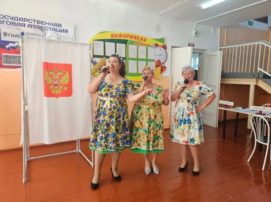 С цветами и шарами, флагами и флажками, в костюмах, в платках и кокошниках, с песнями и танцами встречают своих избирателей члены участковых комиссий С цветами и шарами, флагами и флажками, в костюмах, в платках и кокошниках, с песнями и танцами встречают своих избирателей члены участковых комиссий