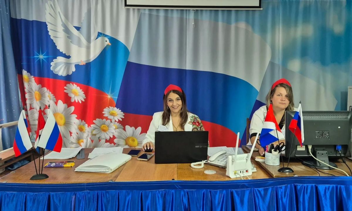С цветами и шарами, флагами и флажками, в костюмах, в платках и кокошниках, с песнями и танцами встречают своих избирателей члены участковых комиссий С цветами и шарами, флагами и флажками, в костюмах, в платках и кокошниках, с песнями и танцами встречают своих избирателей члены участковых комиссий