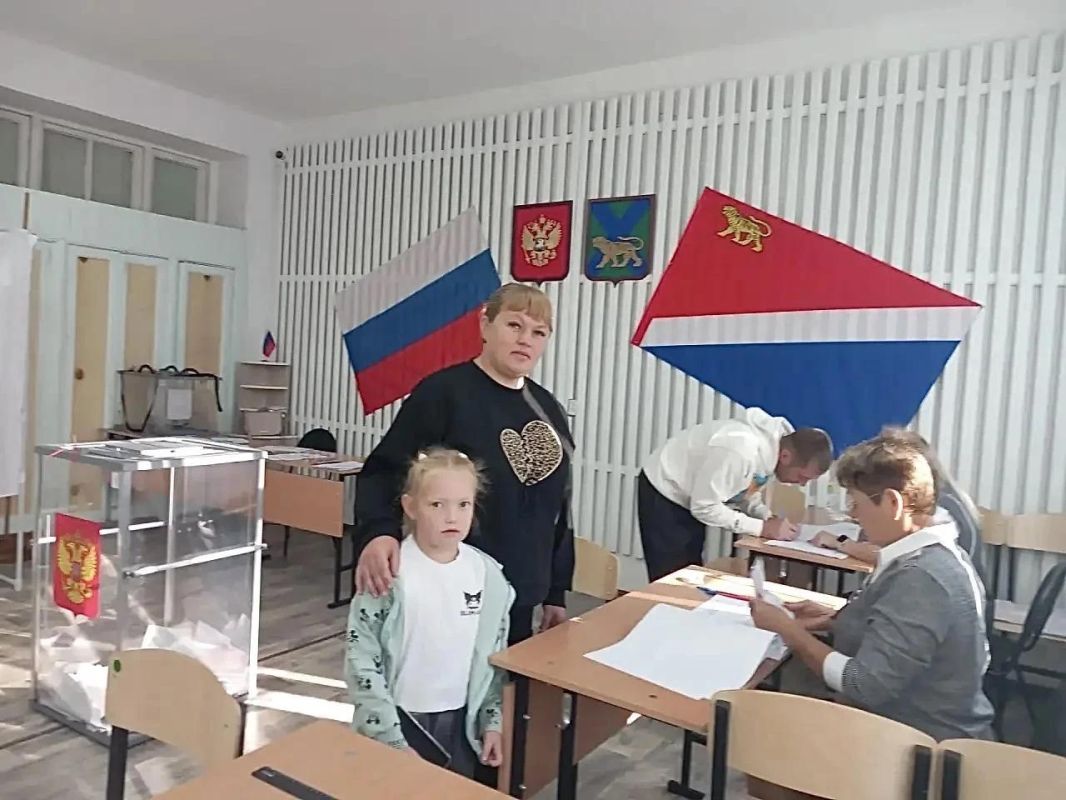 Делимся с вами яркими моментами первого дня голосования: на избирательные участки приходили целыми семьями: с детьми, родителями, бабушками и дедушками Делимся с вами яркими моментами первого дня голосования: на избирательные участки приходили целыми семьями: с детьми, родителями, бабушками и дедушками