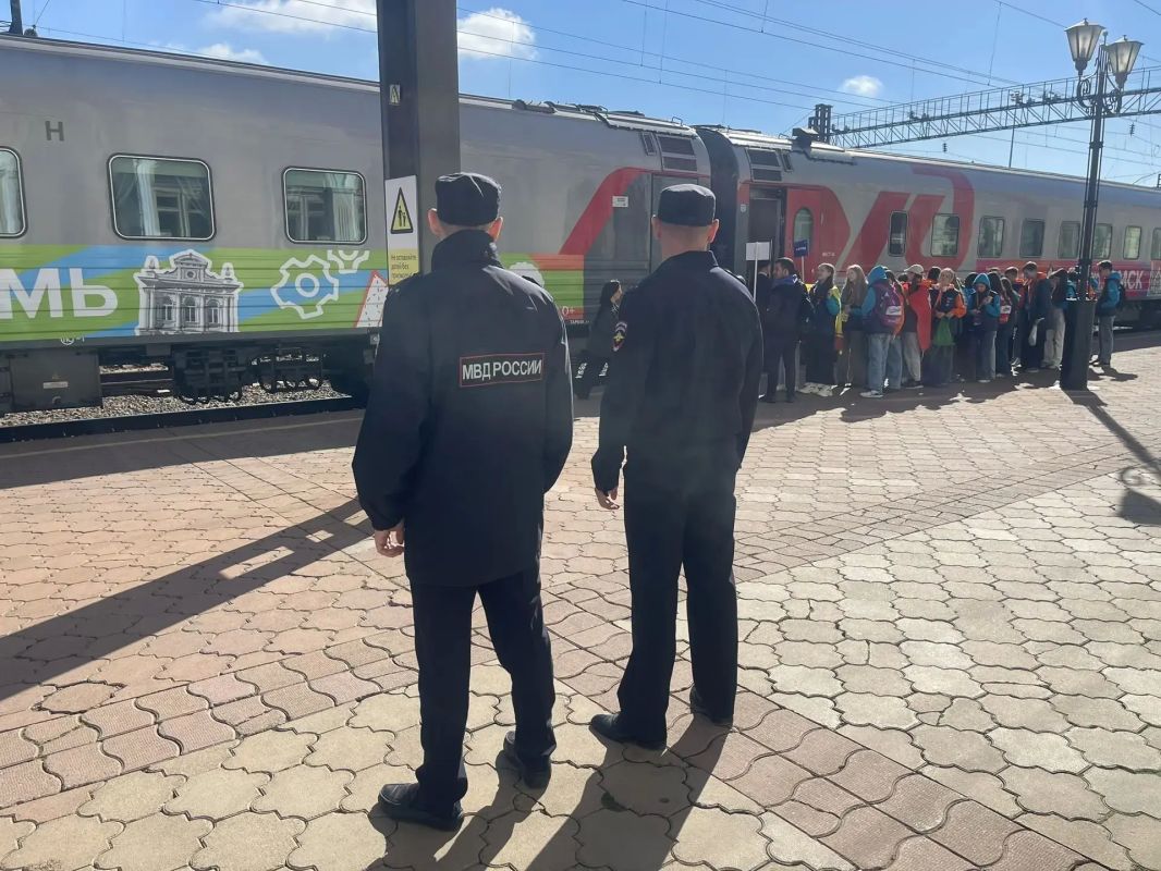 Транспортные полицейские Прибайкалья обеспечили охрану общественного порядка и безопасности граждан в ходе встречи поезда «Путешествие мечты» Транспортные полицейские Прибайкалья обеспечили охрану общественного порядка и безопасности граждан в ходе встречи поезда «Путешествие мечты»
