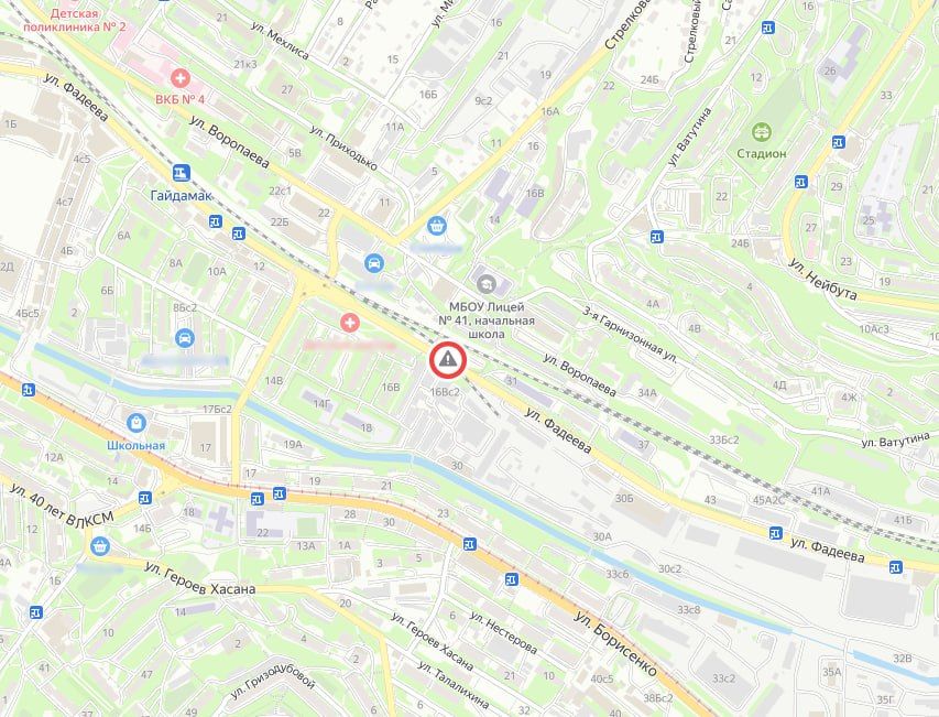 Часть заасфальтированной перед ВЭФ улицы Фадеева уже раскопали из-за повреждения на тепловых сетях Часть заасфальтированной перед ВЭФ улицы Фадеева уже раскопали из-за повреждения на тепловых сетях