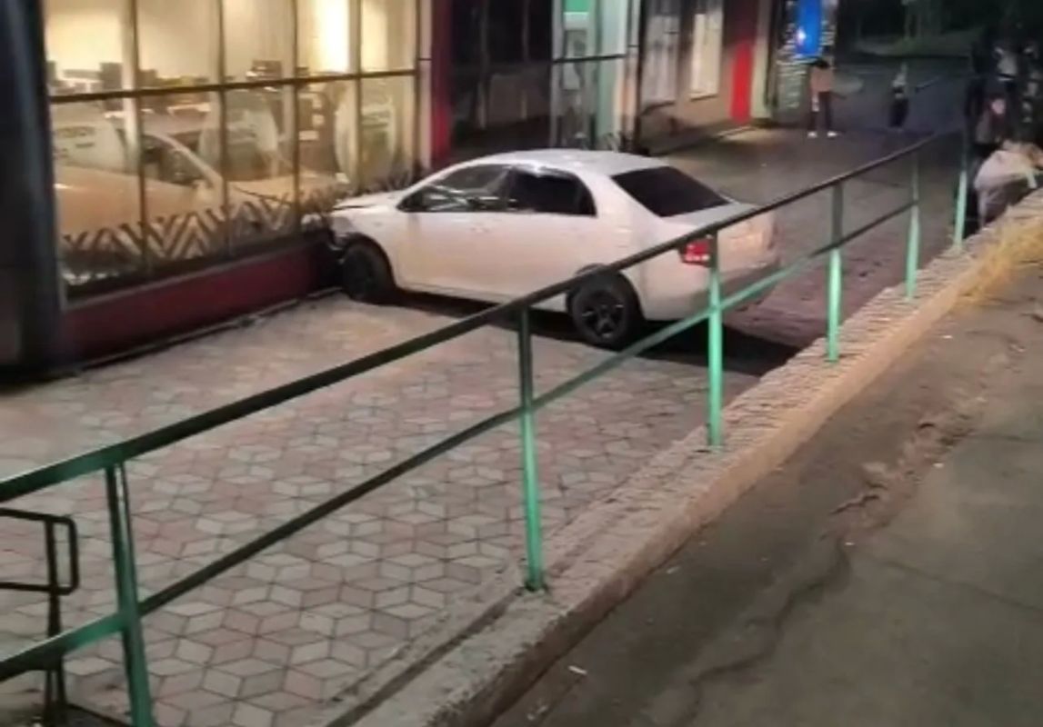 В Находке задержан нетрезвый автомобилист, который сбил пешехода и протаранил витрину магазина В Находке задержан нетрезвый автомобилист, который сбил пешехода и протаранил витрину магазина