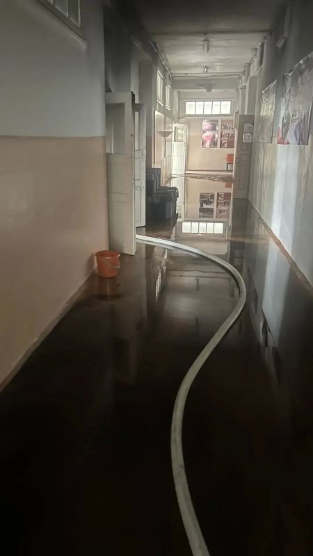 Без пострадавших: пожарные ликвидировали возгорание в школе Без пострадавших: пожарные ликвидировали возгорание в школе