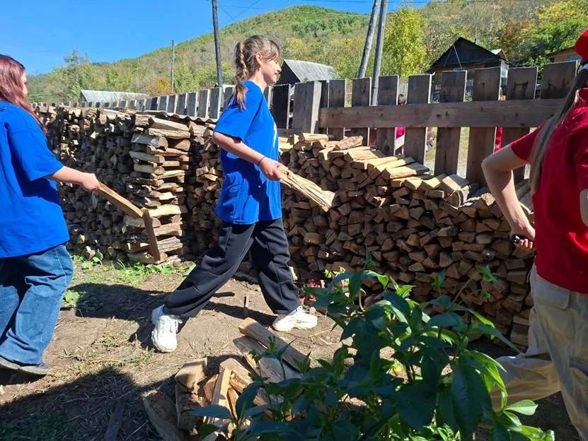 Заботьтесь о тех, кто ждет: девчата из Хрустального помогли бабушке участника СВО Заботьтесь о тех, кто ждет: девчата из Хрустального помогли бабушке участника СВО