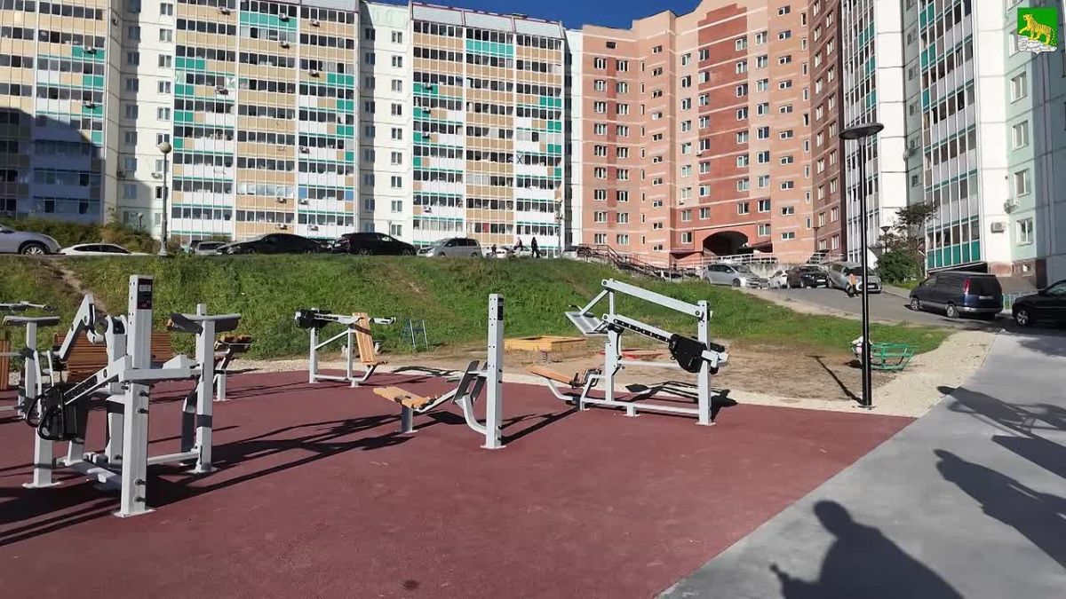 Детская площадка, спортивные тренажеры и места отдыха: во Владивостоке преобразился двор на Анны Щетининой, 15