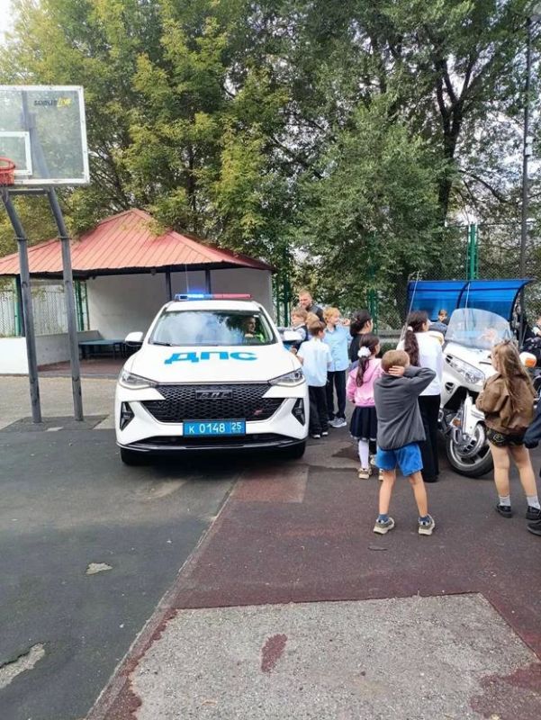 В школе № 52 Владивостока прошёл Единый день безопасности дорожного движения В школе № 52 Владивостока прошёл Единый день безопасности дорожного движения