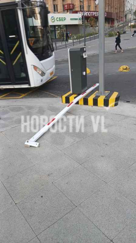 На Семёновской сегодня вечером сломали автобусный шлагбаум На Семёновской сегодня вечером сломали автобусный шлагбаум