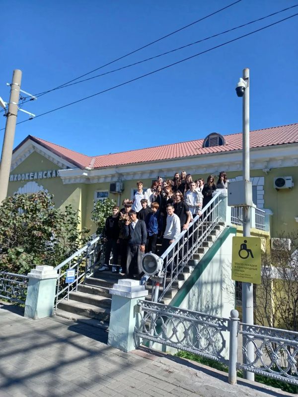 В Находке сотрудники транспортной полиции и железнодорожники провели экскурсию в рамках акции «Уступи дорогу поезду»