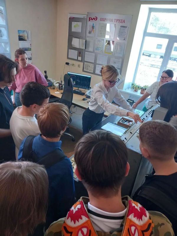 В Находке сотрудники транспортной полиции и железнодорожники провели экскурсию в рамках акции «Уступи дорогу поезду» В Находке сотрудники транспортной полиции и железнодорожники провели экскурсию в рамках акции «Уступи дорогу поезду»