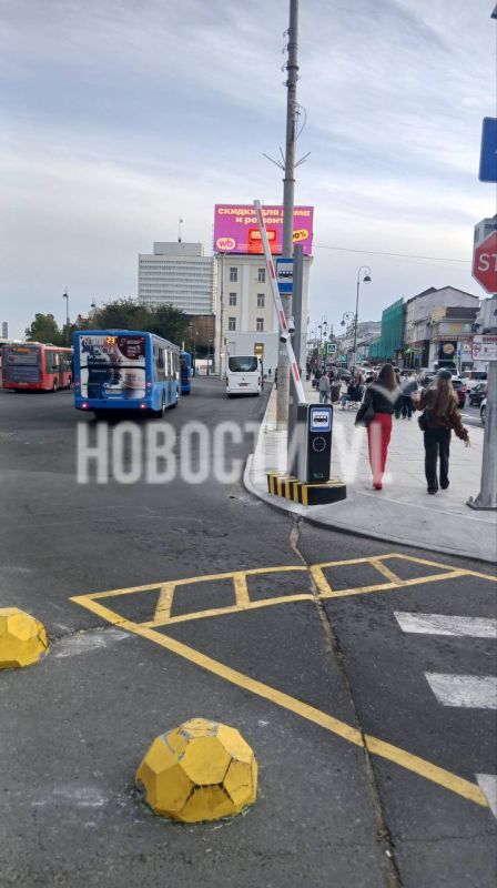 На Семёновской сегодня вечером сломали автобусный шлагбаум