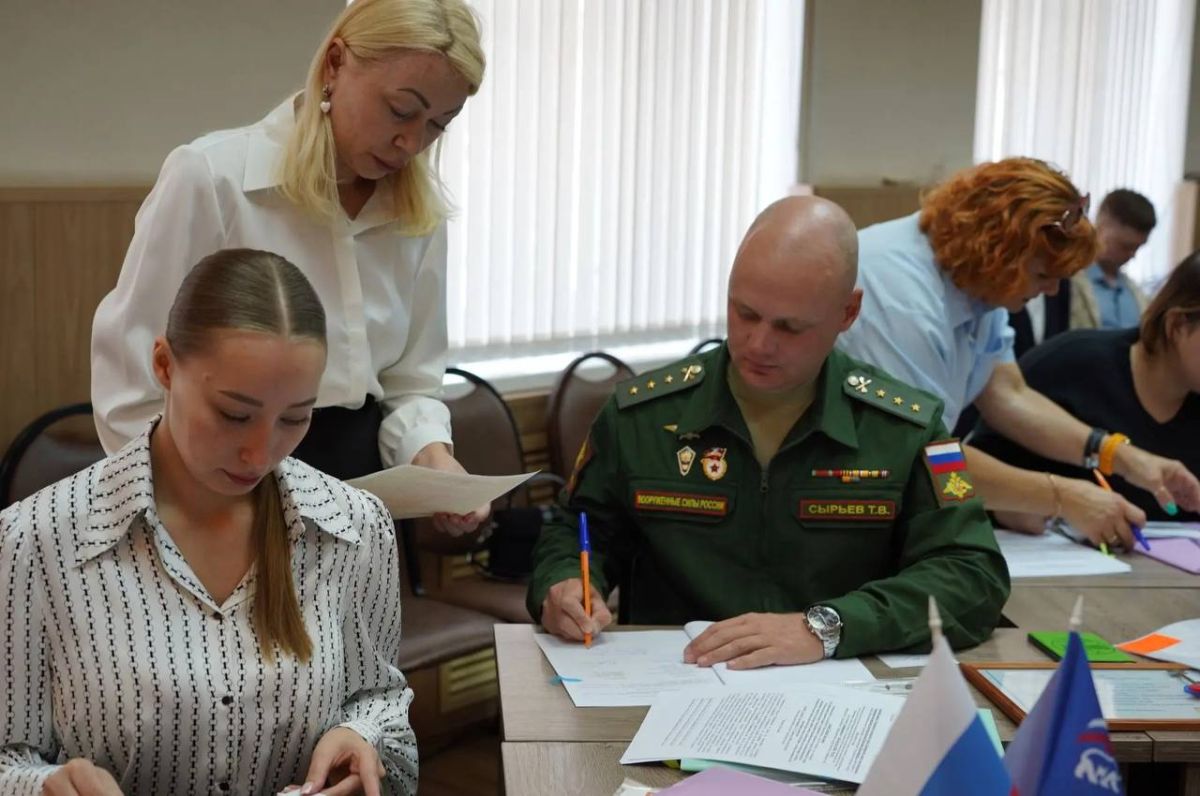 Ещё трое уссурийцев получили ключи от собственного жилья Ещё трое уссурийцев получили ключи от собственного жилья