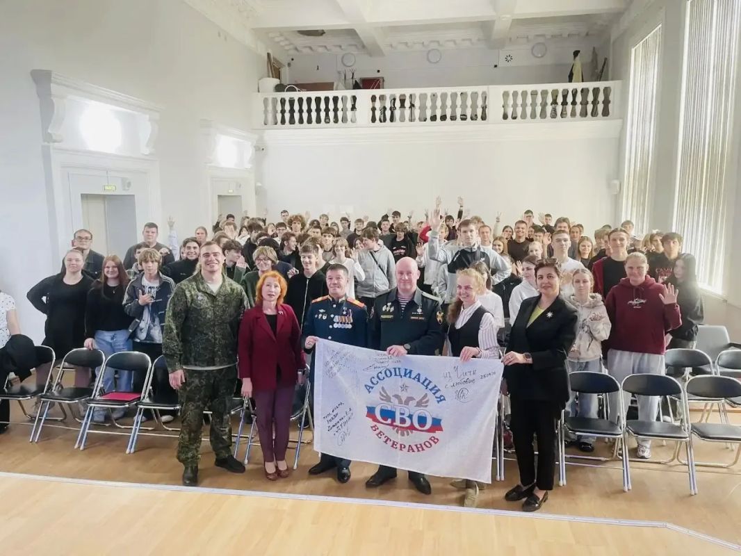 500 студентов колледжей Приморья побывали на Едином уроке мужества с участниками СВО 500 студентов колледжей Приморья побывали на Едином уроке мужества с участниками СВО