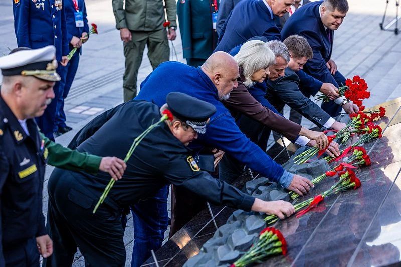 Церемония возложения цветов к вечному огню мемориала Боевой Славы ТОФ прошла во Владивостоке Церемония возложения цветов к вечному огню мемориала Боевой Славы ТОФ прошла во Владивостоке