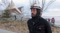 Над амфитеатром набережной Спортивной гавани во Владивостоке устанавливают новые теневые навесы в форме парусов