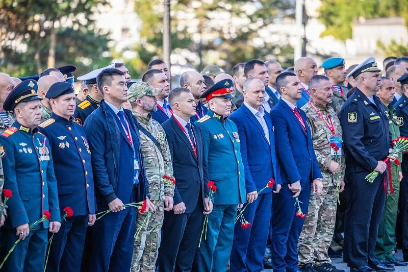Церемония возложения цветов к вечному огню мемориала Боевой Славы ТОФ прошла во Владивостоке Церемония возложения цветов к вечному огню мемориала Боевой Славы ТОФ прошла во Владивостоке
