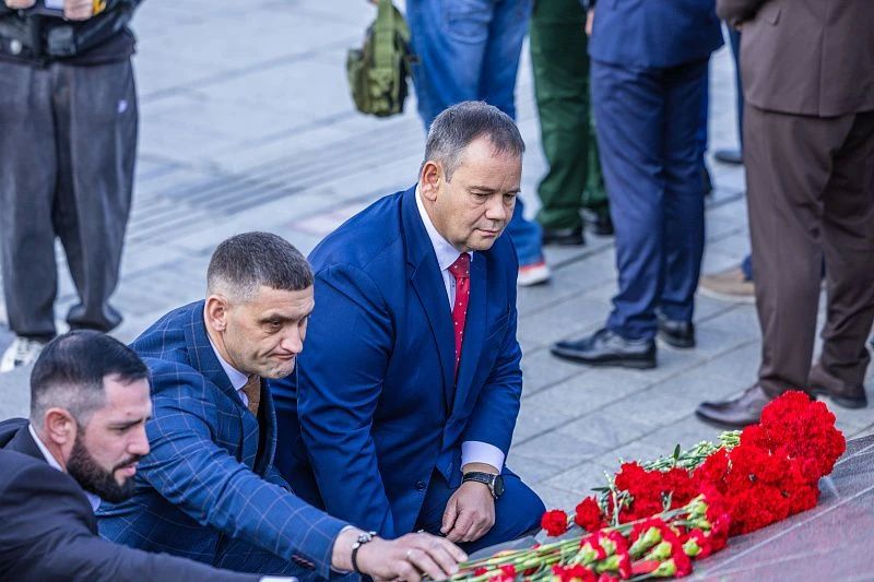 Церемония возложения цветов к вечному огню мемориала Боевой Славы ТОФ прошла во Владивостоке Церемония возложения цветов к вечному огню мемориала Боевой Славы ТОФ прошла во Владивостоке