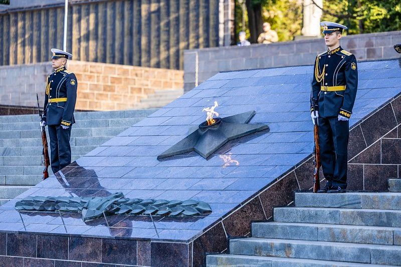 Церемония возложения цветов к вечному огню мемориала Боевой Славы ТОФ прошла во Владивостоке Церемония возложения цветов к вечному огню мемориала Боевой Славы ТОФ прошла во Владивостоке