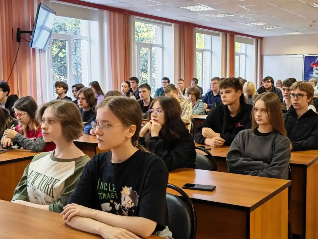 500 студентов колледжей Приморья побывали на Едином уроке мужества с участниками СВО 500 студентов колледжей Приморья побывали на Едином уроке мужества с участниками СВО