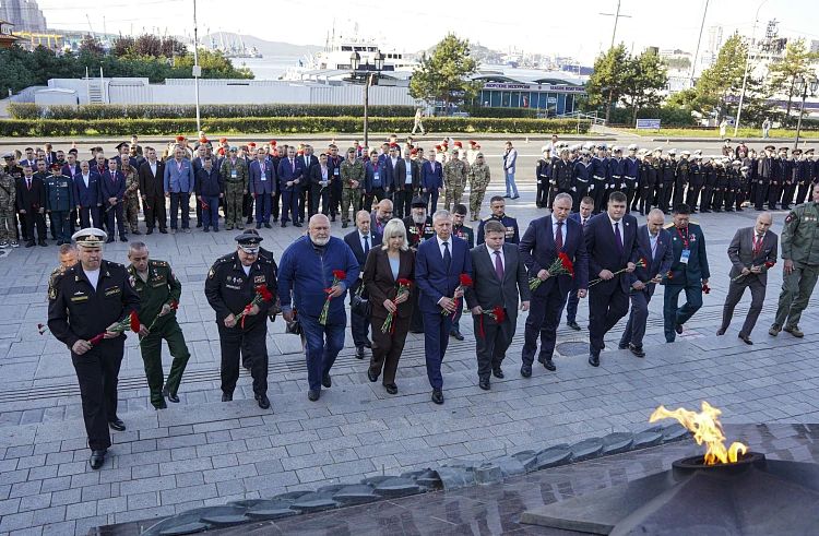 Ветераны СВО возложили цветы к Вечному огню во Владивостоке